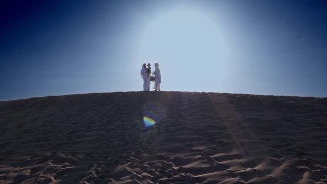 Video Reference: Sky, Blue, Natural environment, Desert, Sand, Light, Atmospheric phenomenon, Landscape, Horizon, Aeolian landform