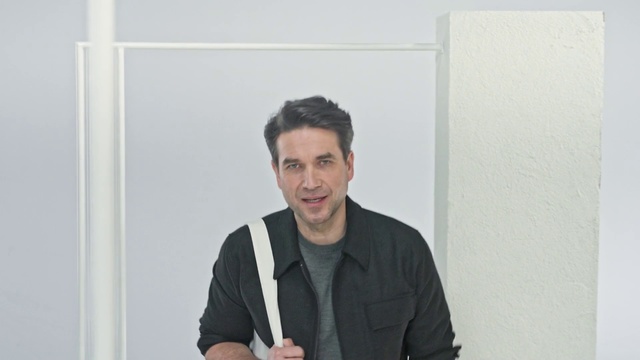 Video Reference: White-collar worker, Photography, Gesture