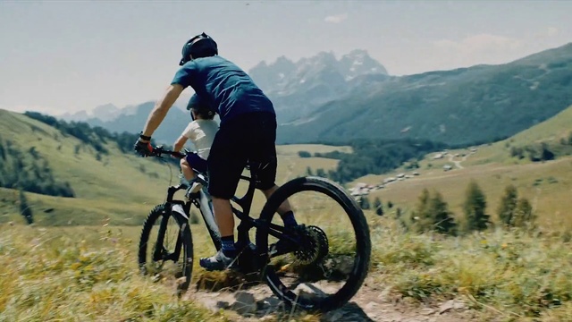 Video Reference: Land vehicle, Cycling, Cycle sport, Bicycle, Vehicle, Mountain biking, Downhill mountain biking, Mountain bike, Bicycle frame, Cross-country cycling