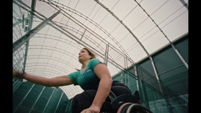 Video Reference: Human body, Flash photography, Comfort, Thigh, Fun, Leisure, Recreation, Human leg, Elbow, Symmetry