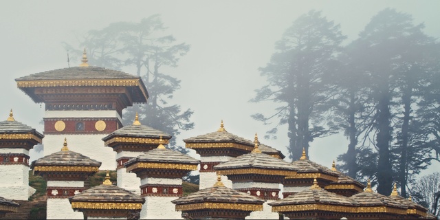 Video Reference: Chinese architecture, Sky, Holy places, Architecture, Japanese architecture, Atmospheric phenomenon, Temple, Place of worship, Roof, Cloud