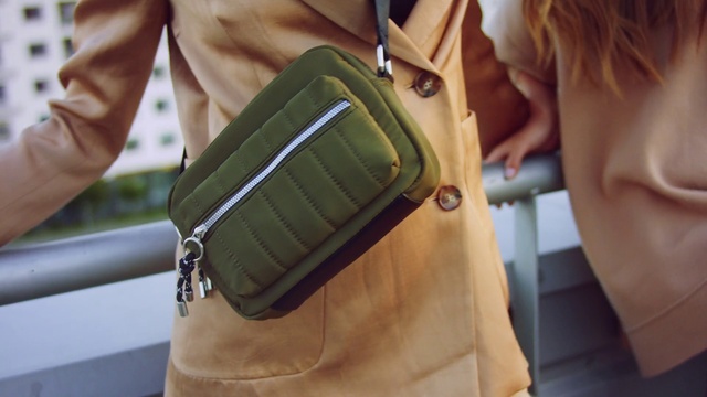 Video Reference: Joint, Shoulder, Arm, Design, Bag, Trunk, Abdomen, Hand, Pattern, Neck