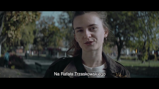 Video Reference: Facial expression, Smile, Photo caption, Photography, Human, Screenshot, Movie, Adaptation, Happy, Scene, Person, Photo, Standing, Holding, Man, Looking, Front, Smiling, Young, Woman, Wearing, Shirt, Food, White, Black, Street, Human face, Text, Face, Portrait