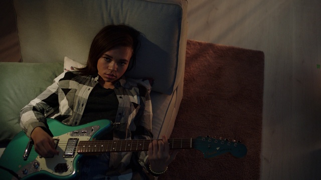 Video Reference: Guitar, Musician, String instrument, Guitarist, String instrument, Musical instrument, Plucked string instruments, Music, Green, Performance, Person