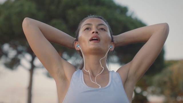 Video Reference: Beauty, Shoulder, Skin, Arm, Blond, Summer, Muscle, Lip, Joint, Neck, Person