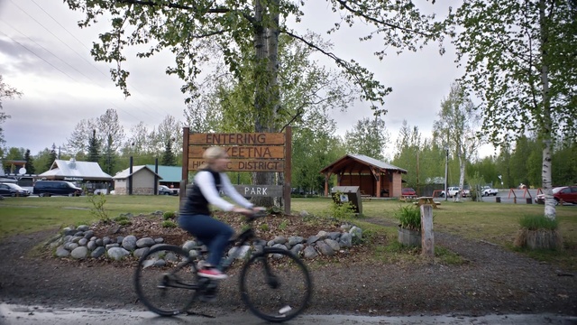 Video Reference: land vehicle, bicycle, vehicle, tree, transport, cycling, plant, road bicycle, recreation, sports equipment, Person