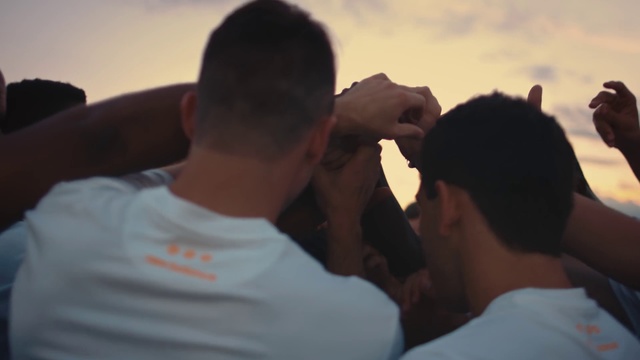 Video Reference: Sky, Forehead, Fun, Photography, Vacation, Cloud, Gesture, T-shirt