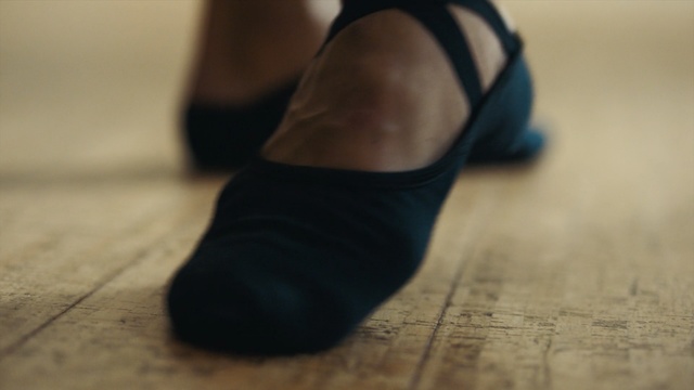 Video Reference: Footwear, Black, Blue, Shoe, Ankle, Leg, Joint, Human leg, Foot, Floor, Person