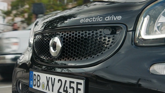 Video Reference: grille, grate, car, barrier, automobile, auto, vehicle, transportation, obstruction, bumper, drive, speed, transport, wheel, motor, headlight