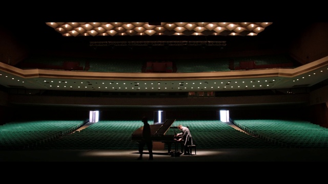 Video Reference: Entertainment, Building, Musical instrument accessory, Performing arts, Performing arts center, Event, Stage, Darkness, Concert hall, Chair