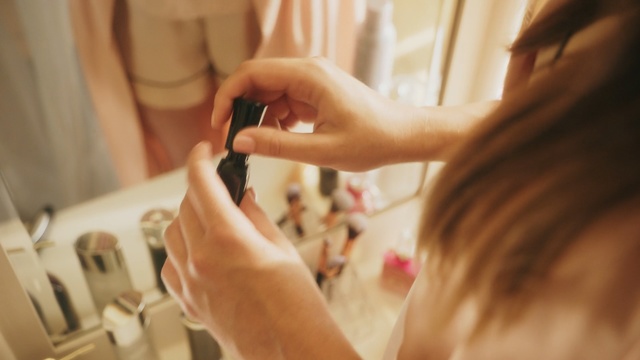 Video Reference: Hair, Nail, Skin, Hand, Finger, Beauty, Eyebrow, Hairstyle, Manicure, Lip