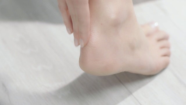 Video Reference: Leg, Skin, Foot, Toe, Joint, Sole, Barefoot, Hand, Human body, Close-up