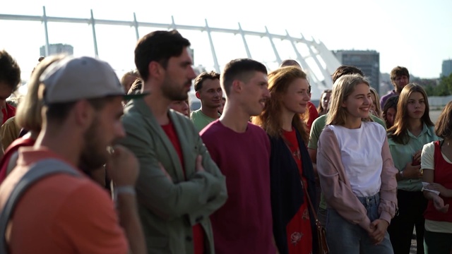 Video Reference: crowd, social group, event, tourism, recreation, fun, girl, Person