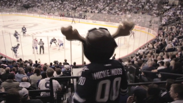 Video Reference: Player, Crowd, Sport venue, Stadium, Fan, Super bowl, Team sport, Competition event, Flip (acrobatic), Jersey