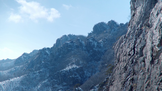 Video Reference: Mountainous landforms, Mountain, Ridge, Mountain range, Arête, Massif, Alps, Geological phenomenon, Hill station, Sky