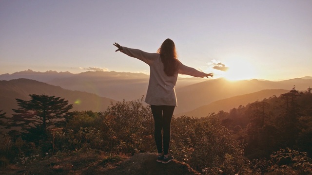 Video Reference: People in nature, Sky, Happy, Atmospheric phenomenon, Morning, Standing, Sunlight, Photography, Sunrise, Atmosphere