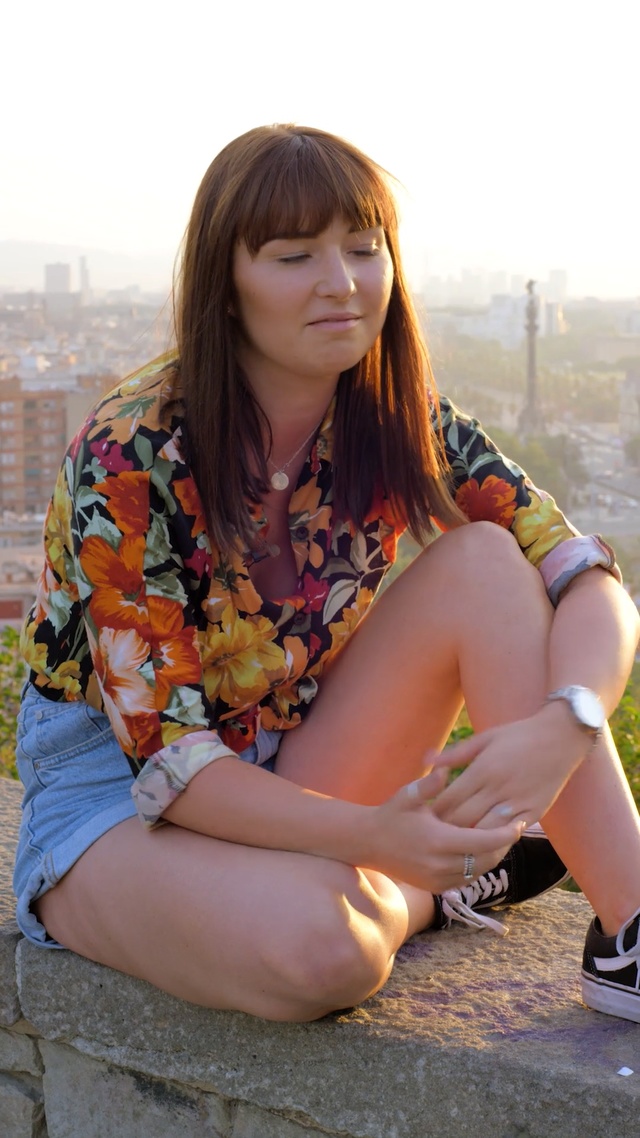 Video Reference: Sitting, Leg, Lady, Human leg, Thigh, Beauty, Fashion, Long hair, Knee, Photo shoot, Person