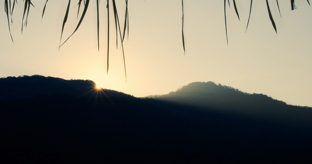 Video Reference: sky, sunrise, morning, atmosphere, dawn, sunlight, calm, sunset, evening, sun