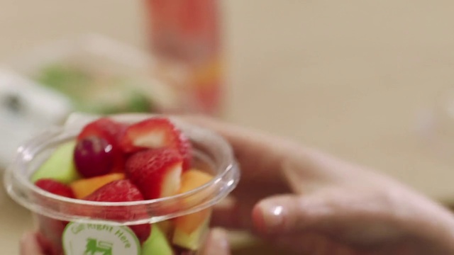 Video Reference: Food, Fruit cup, Fruit salad, Fruit, Sweetness, Cuisine, Strawberries, Ingredient, Dish, Strawberry