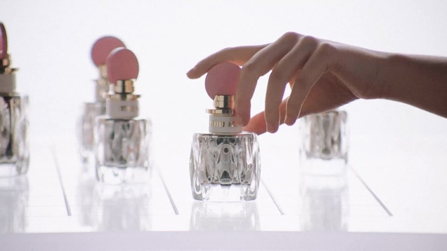 Video Reference: Product, Skin, Beauty, Purple, Pink, Hand, Finger, Perfume, Nail, Material property