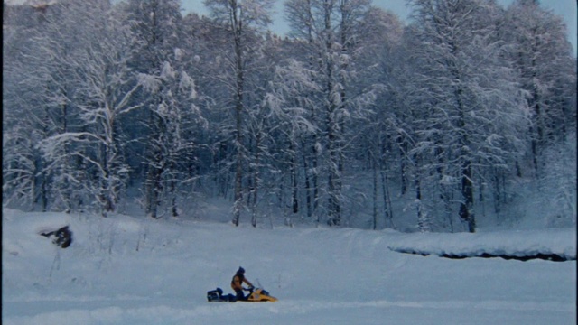 Video Reference: Snow, Winter, Snowmobile, Geological phenomenon, Atmospheric phenomenon, Freezing, Tree, Vehicle, Winter sport, Recreation