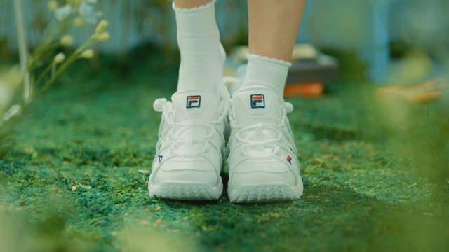 Video Reference: White, Footwear, Green, Shoe, Ankle, Human leg, Leg, Joint, Plimsoll shoe, Grass