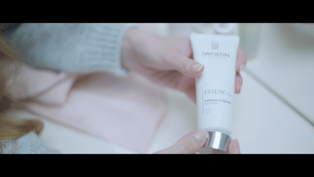 Video Reference: Skin, Face, Product, Hand, Beauty, Skin care, Cream, Lip, Finger, Material property