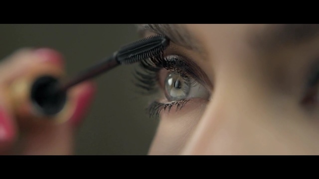 Video Reference: eyebrow, eyelash, beauty, close up, eye, cosmetics, cheek, chin, mascara, eye shadow