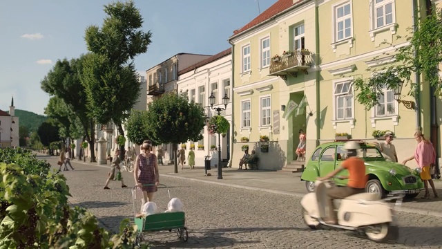 Video Reference: Neighbourhood, Town, Residential area, Mode of transport, Property, Human settlement, Street, Mixed-use, Vehicle, Building, Person