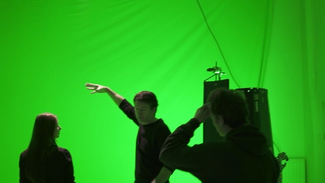 Video Reference: Green, Performance, Standing, Visual effect lighting, Technology, Event, Performing arts, Shadow, Pop music, Person