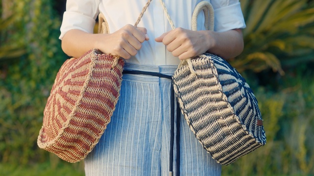 Video Reference: Leaf, Wool, Tree, Textile, Hand, Fashion accessory, Knitting, Woolen, Fur, Pattern