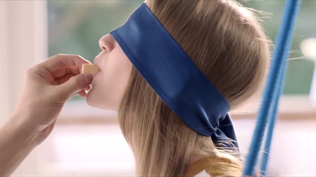 Video Reference: Hair, Hairstyle, Blond, Hair coloring, Head, Ear, Chin, Hair accessory, Forehead, Neck