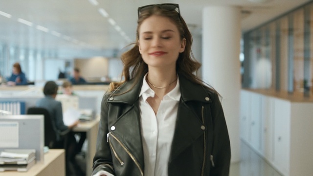 Video Reference: person, attractive, pretty, happy, adult, businesswoman, people, smile, business