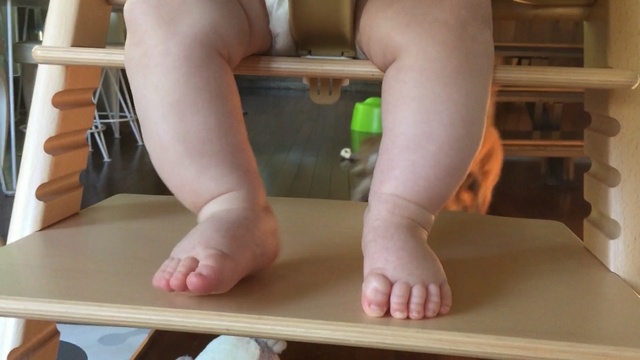 Video Reference: leg, foot, joint, human leg, toe, hand, floor, finger, flooring, sole