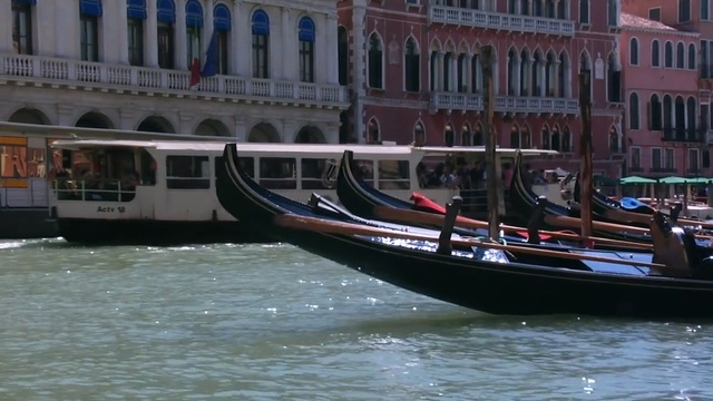 Video Reference: Gondola, Vehicle, Water transportation, Waterway, Watercraft, Boat, Canal, Channel, Transport, Mode of transport, Person