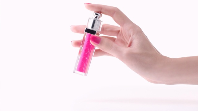 Video Reference: Pink, Hand, Finger, Gun, Lip gloss, Nail, Material property, Spray, Cosmetics, Eyelash