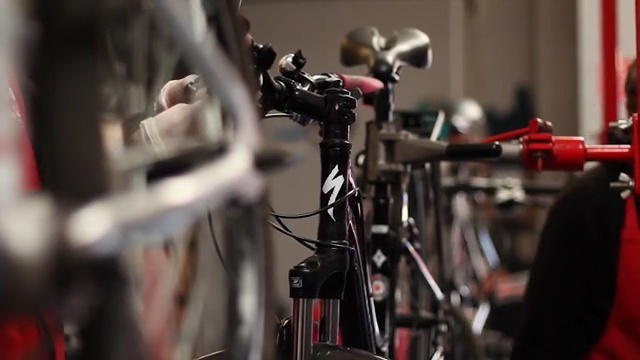 Video Reference: road bicycle, bicycle, cycling, hybrid bicycle, bicycle frame, recreation, vehicle, Person