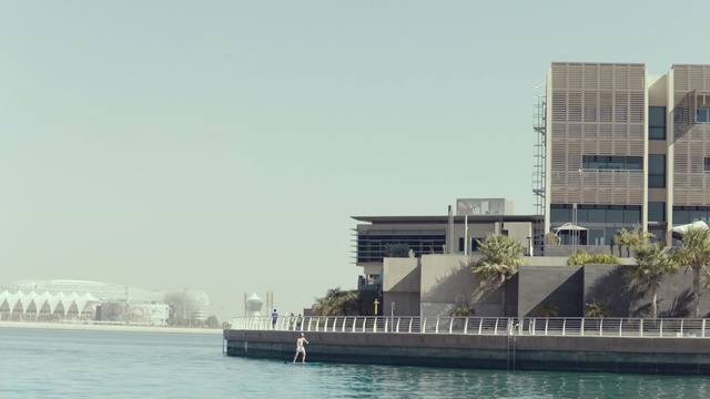 Video Reference: Architecture, Water, Atmospheric phenomenon, City, Metropolitan area, Waterway, Urban area, Building, Sky, River