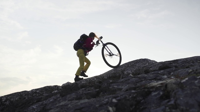 Video Reference: Cycling, Bicycle, Mountain bike, Vehicle, Outdoor recreation, Cycle sport, Extreme sport, Recreation, Downhill mountain biking, Mountain biking