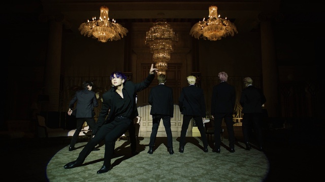 Video Reference: Art, Entertainment, Formal wear, Darkness, Event, Fashion design, Suit, Chandelier, City, Performing arts