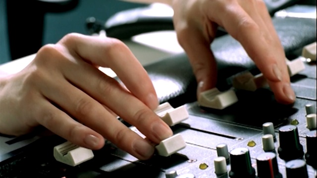 Video Reference: Nail, Finger, Hand, Electronic instrument, Electronics, Games, Technology, Electronic engineering, Musical instrument