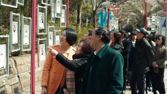 Video Reference: People, Snapshot, Interaction, Public space, Street, Urban area, Pedestrian, Human, Tree, Photography