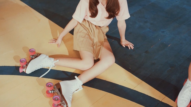 Video Reference: footwear, leg, shoe, joint, girl, shoulder, fashion, thigh, hand, human leg