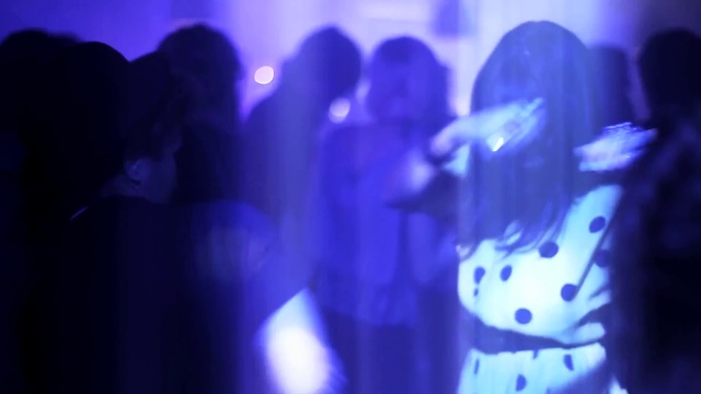 Video Reference: Blue, Violet, Purple, Light, Cobalt blue, Performance, Electric blue, Fun, Event, Crowd