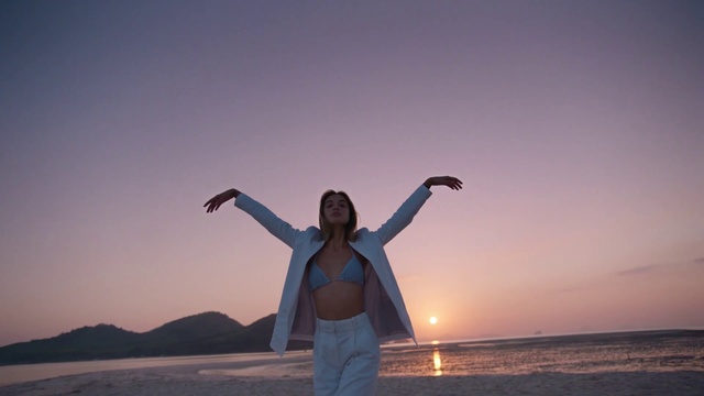 Video Reference: People in nature, Sky, Fun, Happy, Sea, Photography, Vacation, Gesture, Horizon, Flash photography