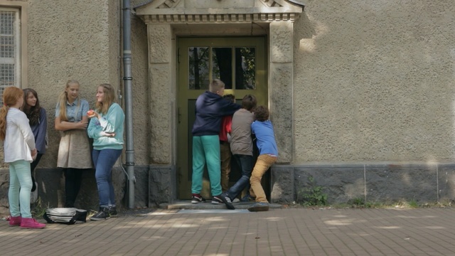 Video Reference: Standing, Snapshot, Temple, Pedestrian, Interaction, Tourism, Travel, Architecture, Leisure