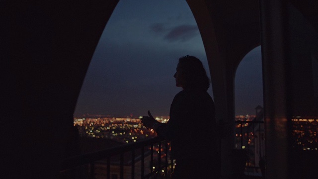 Video Reference: Sky, Night, Light, Darkness, Lighting, City, Architecture, Metropolitan area, Urban area, Atmosphere