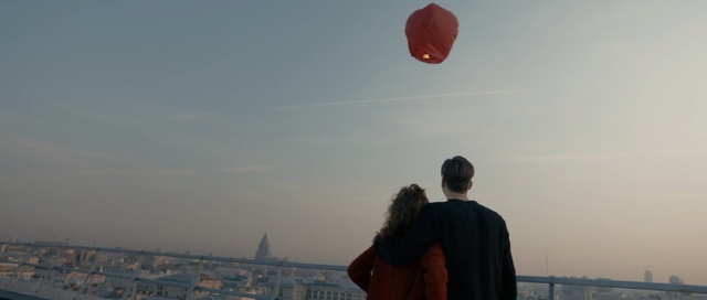 Video Reference: sky, cloud, kite sports, windsports, vacation, daytime, air sports, parachuting, parachute, fun, Person