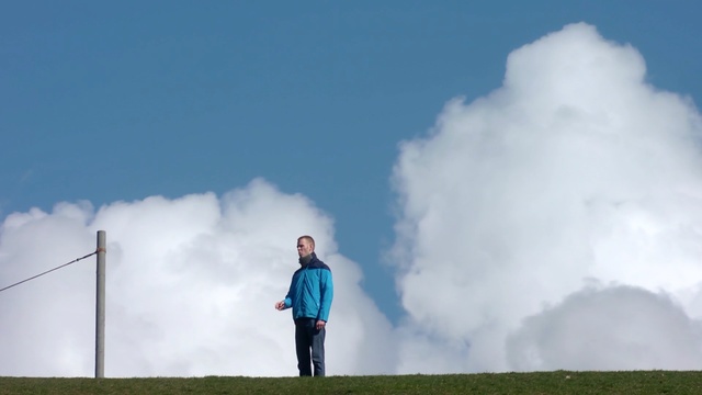 Video Reference: Cloud, Sky, Atmospheric phenomenon, Smoke, Grassland, Cumulus, Wind, Meteorological phenomenon, Person