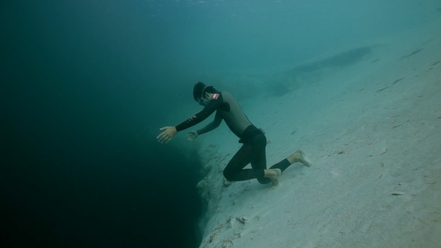 Video Reference: underwater diving, water, underwater, freediving, scuba diving, sea, diving, divemaster, recreation, ocean